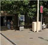 Mupi publicitario en la calle Portales, junto a la plaza del Mercado de Logroño